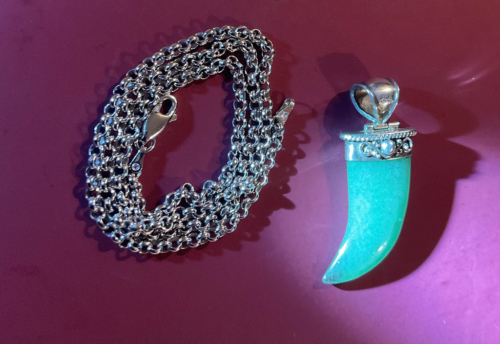 18 inch 12.6 gram new 925 silver necklace with vintage 925 green aventurine natural stone pendant wrapped in 925 silver. Pendant weighs 10 grams for a total weight of 22.6 grams