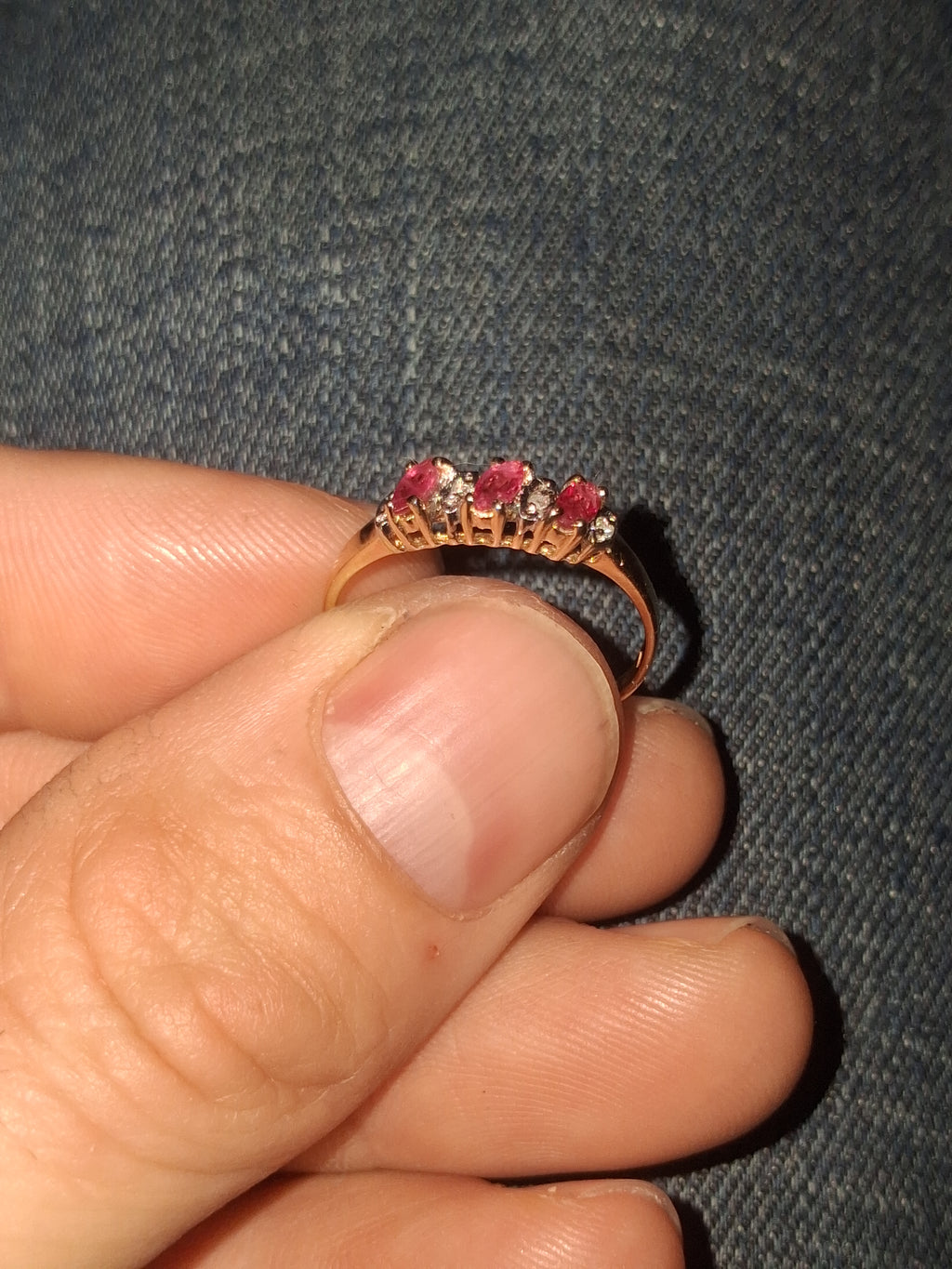 3 natural pink sapphires around 0.05 CTW/3 natural si quality diamonds 💎 set in 10k yellow gold. Size 7, and 1.4 grams. Estate.