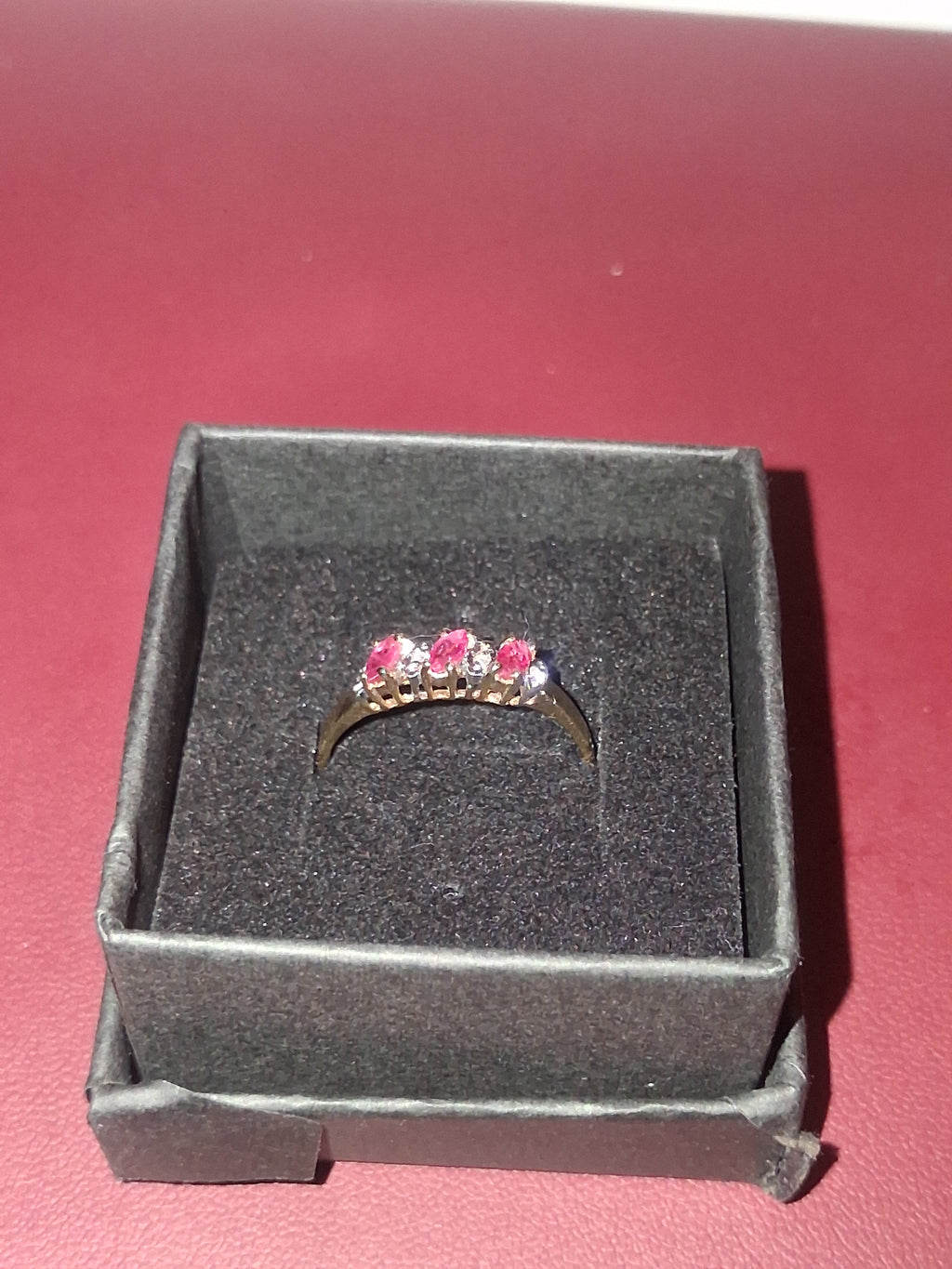 3 natural pink sapphires around 0.05 CTW/3 natural si quality diamonds 💎 set in 10k yellow gold. Size 7, and 1.4 grams. Estate.