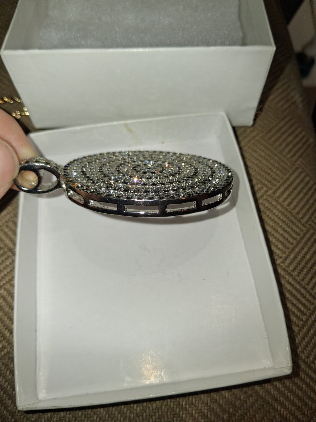 Costume pendant