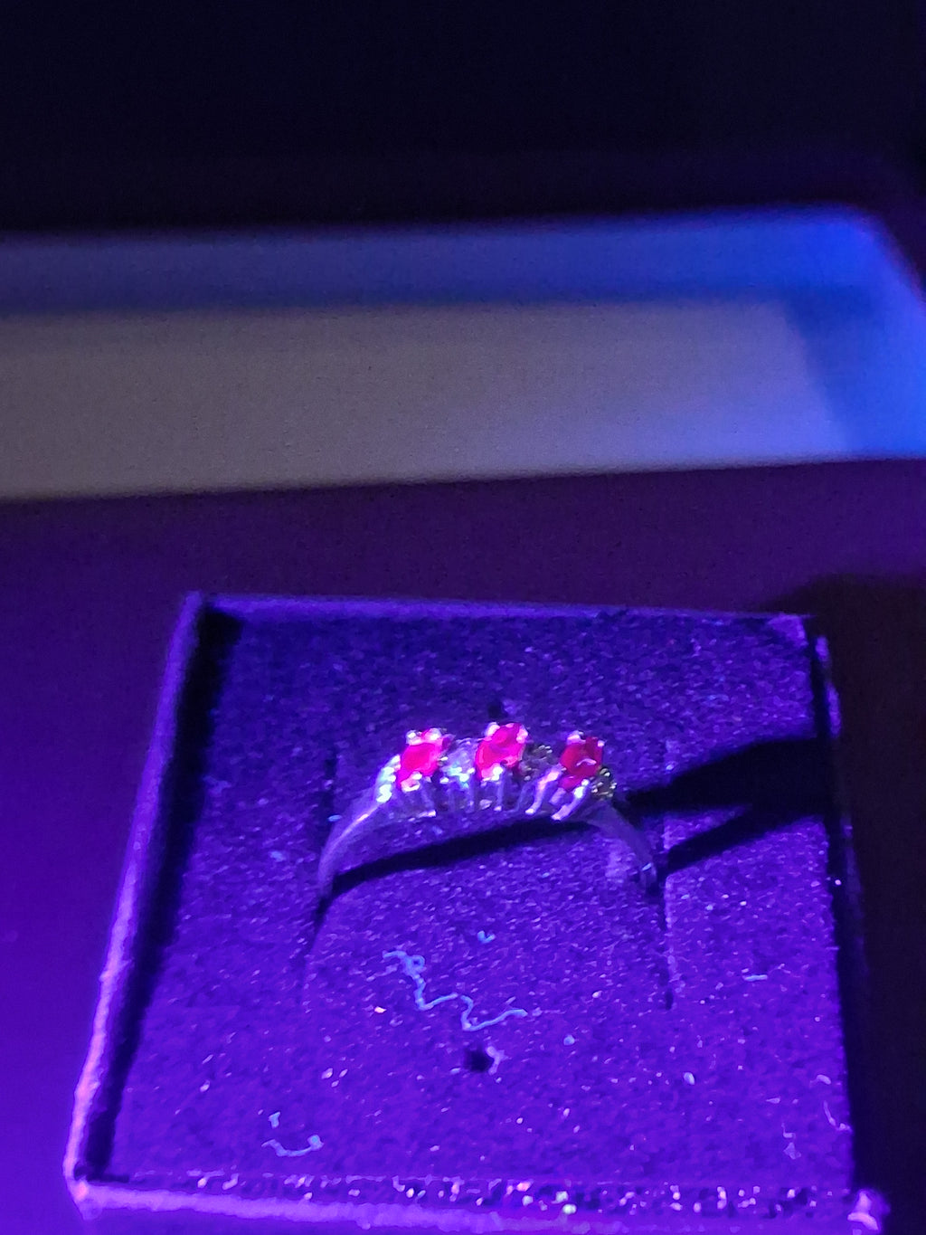 3 natural pink sapphires around 0.05 CTW/3 natural si quality diamonds 💎 set in 10k yellow gold. Size 7, and 1.4 grams. Estate.