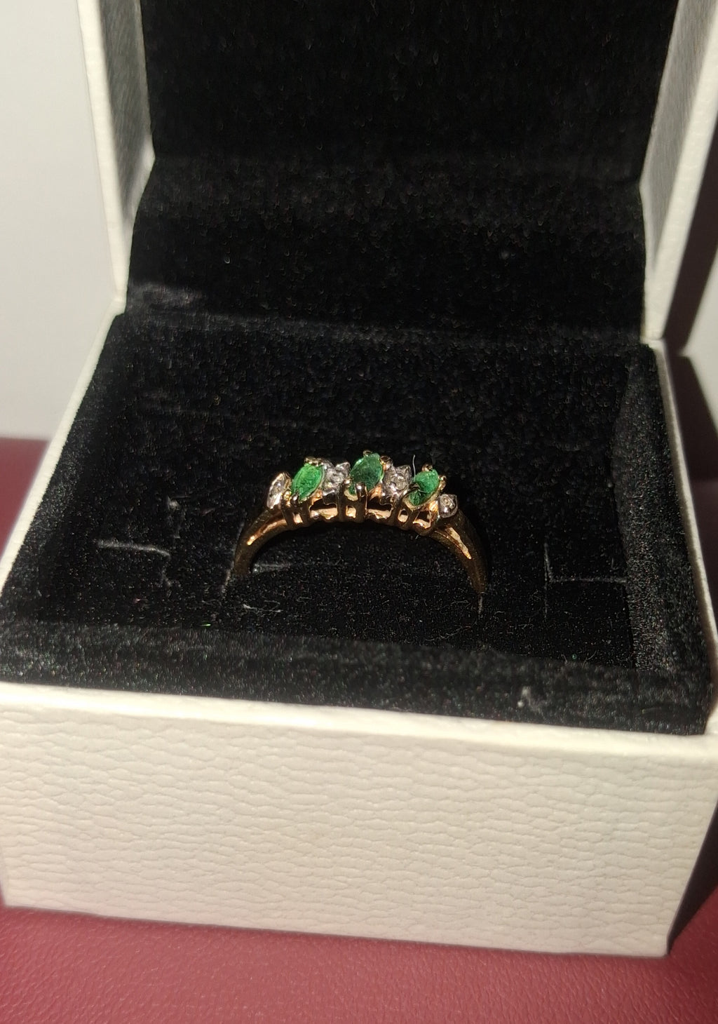 3 natural Emeralds around 0.55 CTW/ 3 -si clarity, natural diamonds. 💎 set in 10k yellow gold. Weighs 1.7 grams/ size 7