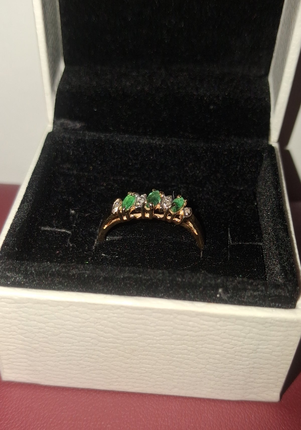 3 natural Emeralds around 0.55 CTW/ 3 -si clarity, natural diamonds. 💎 set in 10k yellow gold. Weighs 1.7 grams/ size 7