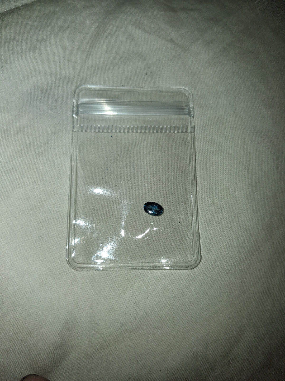 Oval tanzanite size roughly 8×6 mm. Its a loose stone cut, roughly 1–1.5 carats. Free shipping.!